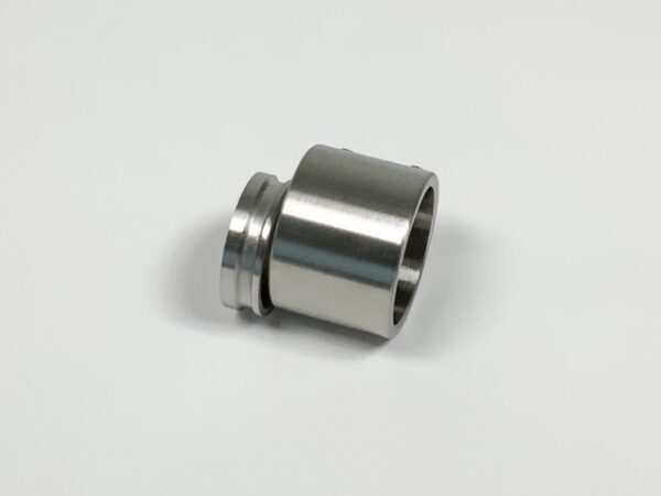 De buissteun blind RVS-INOX 304 bestaat uit een montageplaatje en een huls. De huls heeft een geborstelde finish..