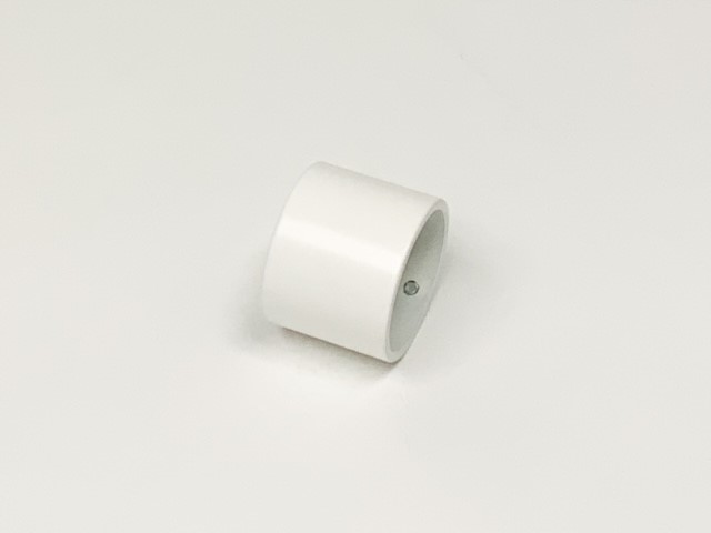 Bij Metaalstore koopt u een buissteun blind wit RAL 9010 voor een strak resultaat. Er zitten geen schroefjes in het zicht.