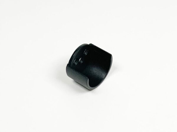 Bij Metaalstore bestelt u eenvoudig online uw garderobestang met buis en buissteun half open zwart fijnstructuur Ø32 mm.