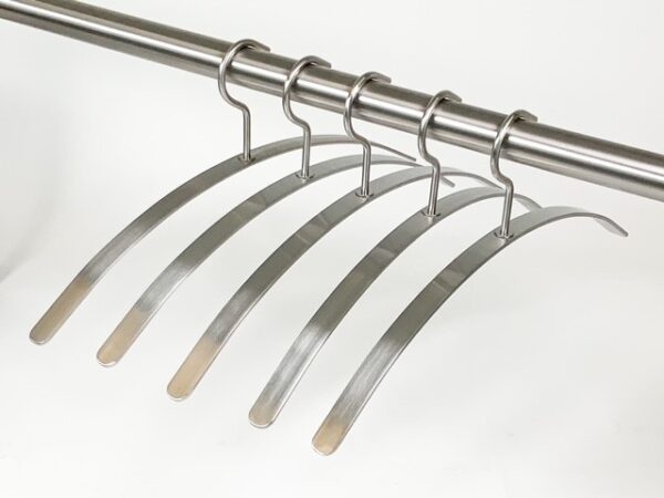 Garderobestang uit RVS-INOX 304 van Metaalstore met bijpassende design kledinghangers.