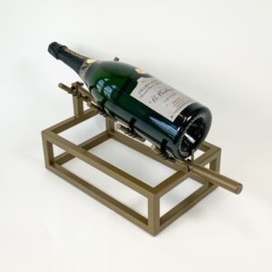 Flessenhouder in de kleur brons. Deze flessenhouder is verstelbaar en hiermee geschikt voor grotere flessen.