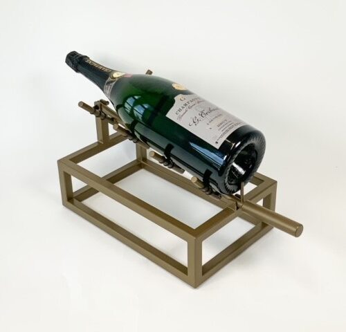 Flessenhouder in de kleur brons. Deze flessenhouder is verstelbaar en hiermee geschikt voor grotere flessen.
