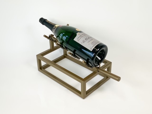Flessenhouder in de kleur brons. Deze flessenhouder is verstelbaar en hiermee geschikt voor grotere flessen.
