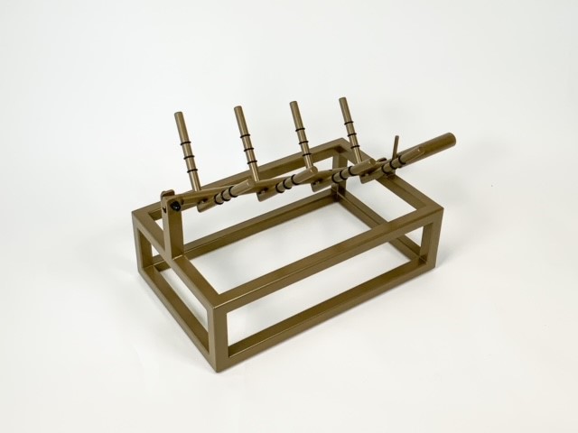 Flessenhouder in brons. U ziet op deze foto alle details van het solide ontwerp.