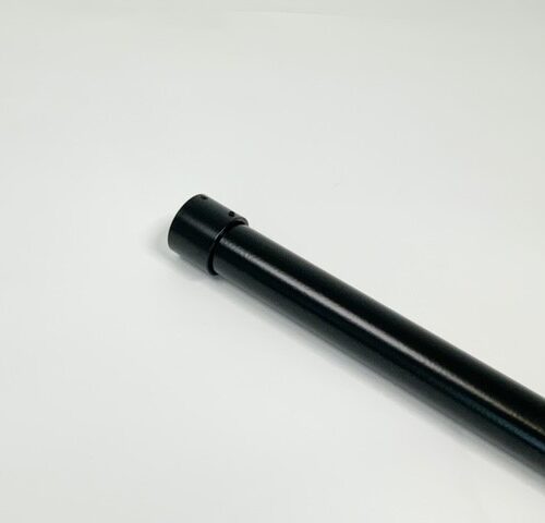 Bij Metaalstore koopt u een garderobestang in mat zwart RAL 9005 blind.. Voor een strakke uitstraling.