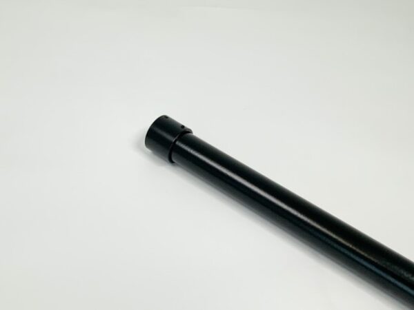 Bij Metaalstore koopt u een garderobestang in mat zwart RAL 9005 blind.. Voor een strakke uitstraling.