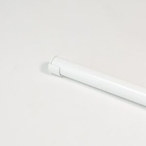 Garderobestang met half open buissteun in Ø32 mm. Uitgevoerd in RAL 9010 wit