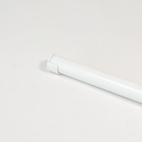 Garderobestang met half open buissteun in Ø32 mm. Uitgevoerd in RAL 9010 wit