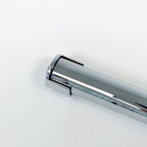 Garderobestang voor flens half open in chroom uitgevoerd. Half-open maakt demontage heel eenvoudig.