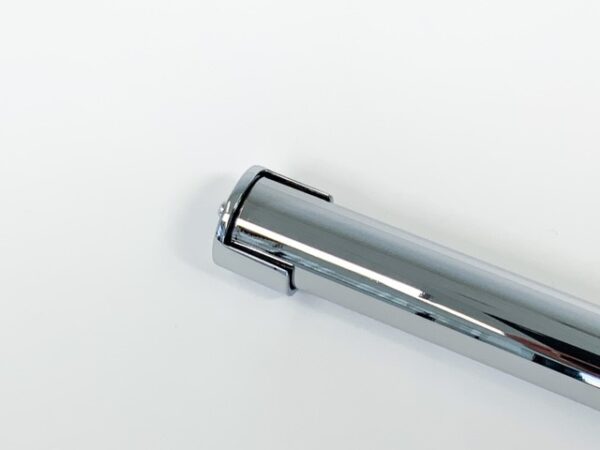 Garderobestang voor flens half open in chroom uitgevoerd. Half-open maakt demontage heel eenvoudig.
