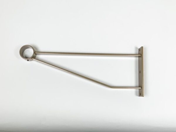 Garderobesteun RAL 1036 goud van Metaalstore. Hart buis op 30 cm. Kleding hangt los van de muur.