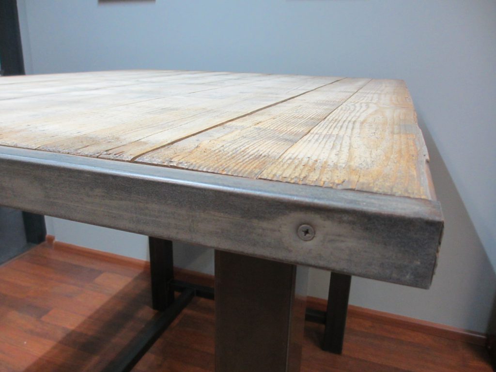 Deze bartafel is extra stoer afgewerkt met steigerhout en metalen stootranden.