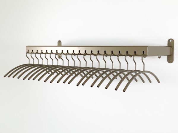 Kapstok met hoedenplank in de kleur brons met 20 kledinghangers in de kleur brons. Tevens 10 haken aan de muurzijde voor extra garderobe.