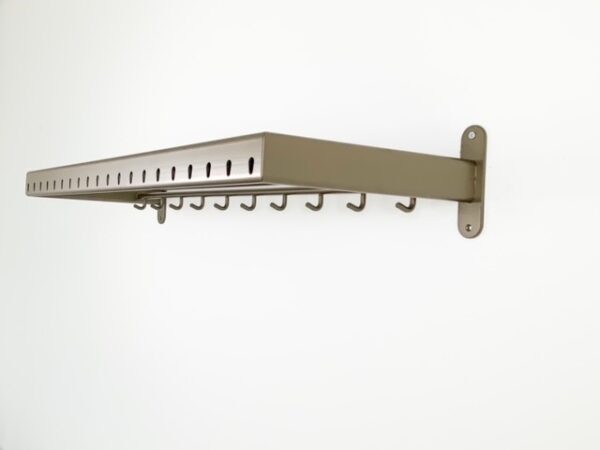 Kapstok met hoedenplank in brons. Deze kapstok heeft 10 haken voor garderobe en is geschikt voor 20 kledinghangers.