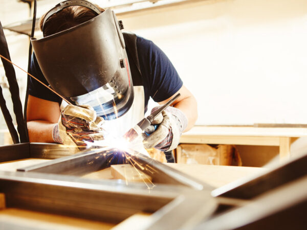 Service handelingen platen: ontbramen en slijpen
