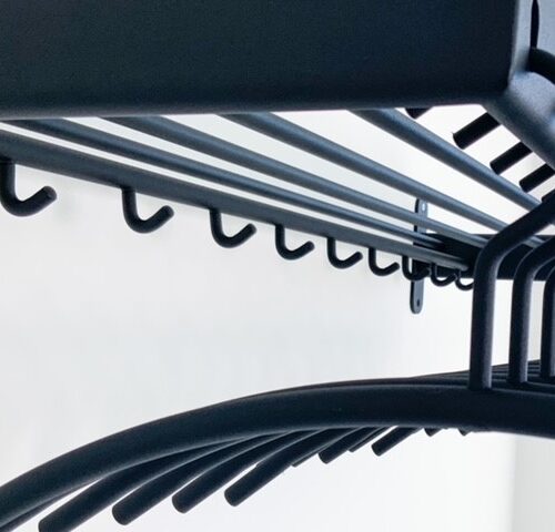 Kapstok op maat. Recht model in zwart. met 10 haken en geschikt voor 20 kledinghangers.