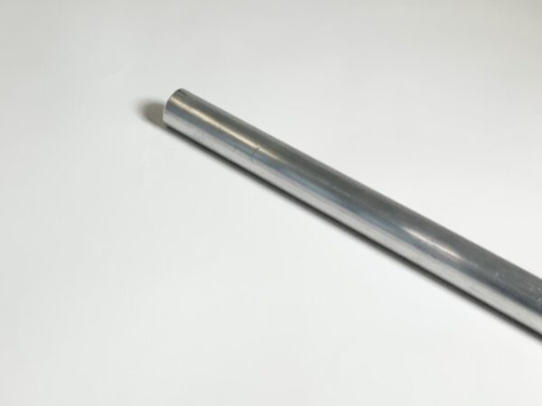 Buis aluminium rond. Metaalstore verkoopt buizen uit aluminium in massieven kwaliteit, in geslepen kwaliteit en in onbehandelde brut kwaliteit.