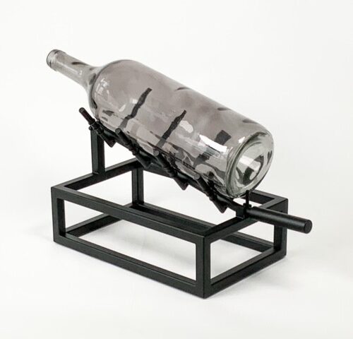 Wijnflesschenker / flessenhouder in zwart. Deze flessenhouder is verstelbaar.