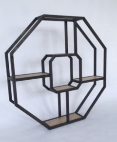 HN Metaalbewerling maakt meubels op maat. Het design wandmeubel in honingraat geeft een bijzonder object in uw winkel of restaurant.