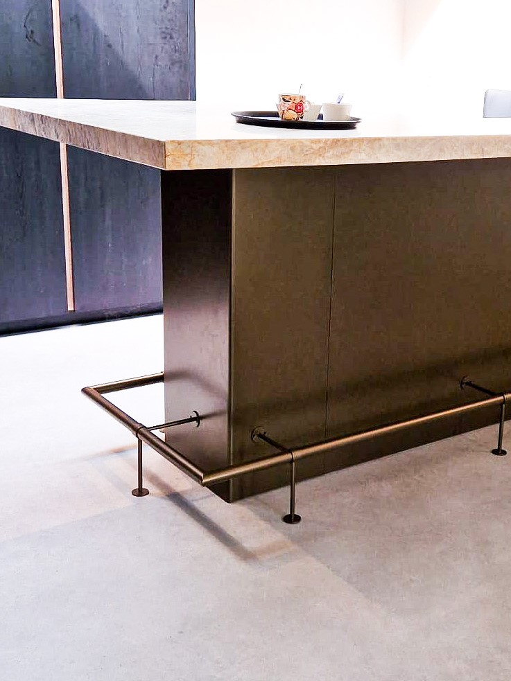 Metaalstore verkoopt ambachtelijk gemaakte (en hiermee hele stevige) voetrail. U stelt de voetrail samen uit; de buis, de steunen en de hoekstukken.