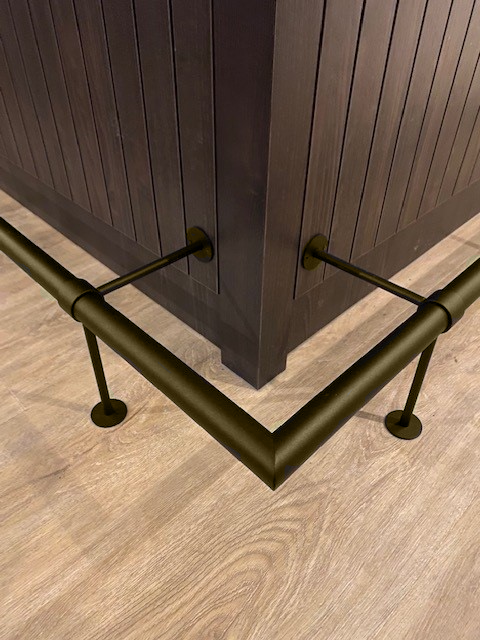 Een voetrail bestaat uit een buis voor voetrail, steunen, hoekstukken en eindstukken. Bij Metaalstore standaard in het assortiment in zwart en brons.