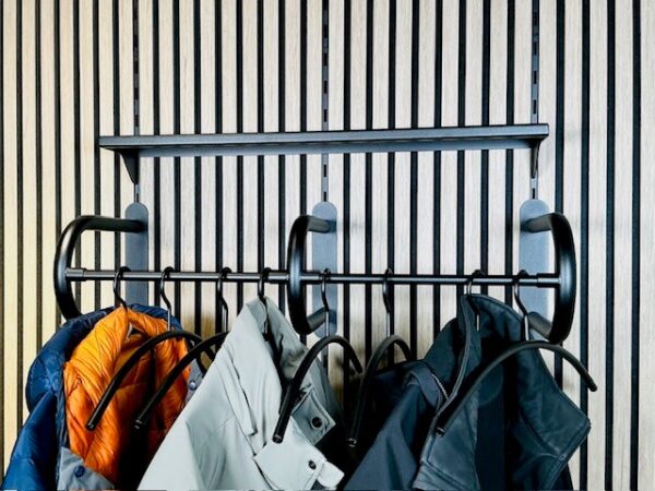 Wandpaneel kapstok met hoedenplank. U creëert een strak geheel. Metaalstore verkoopt een sterke oplossing waarmee u een wandpaneel kunt aankleden.