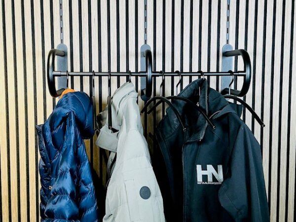 Wandpaneel kapstok met kledinghangers en jassen. U koopt een mooie aankleding van uw wand.