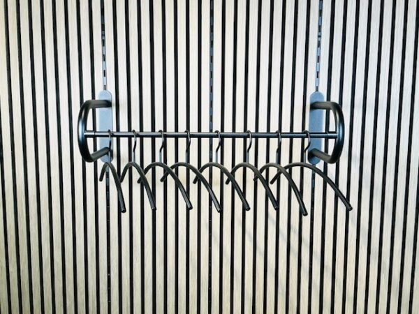 Wandpaneel kapstok. U kunt deze kapstok uitbreiden door meer kapstokbeugels te plaatsen. U ziet de wandpaneel montageprofielen waaraan u de beugels klikt.
