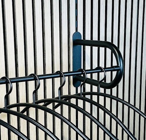 Wandpaneel kapstok. In het zicht is de kapstokbeugel rechts. Bij Metaalstore koopt u een stevige oplossing om een wandpaneel aan te kleden.