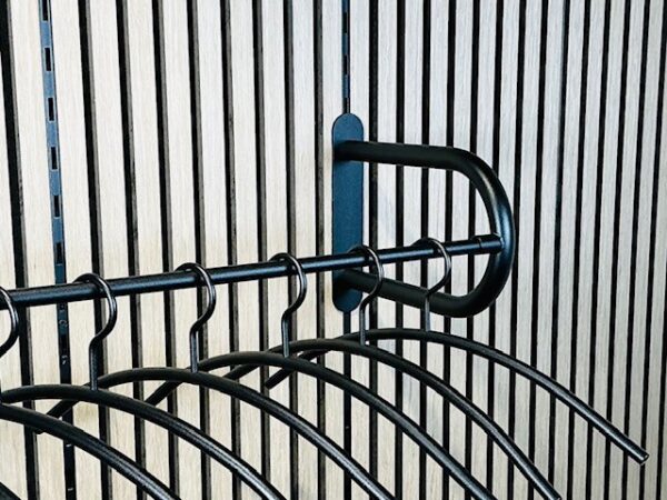 Wandpaneel kapstok. In het zicht is de kapstokbeugel rechts. Bij Metaalstore koopt u een stevige oplossing om een wandpaneel aan te kleden.