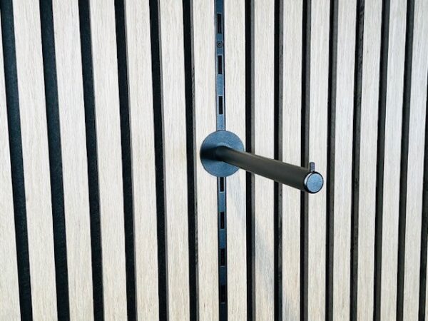 Uw wandpaneel wand functioneel aankleden? Dat kan bij Metaalstore. Bijvoorbeeld met de wandpaneel kledinghouder lang model.