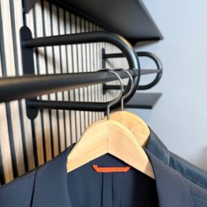 Bij Metaalstore koopt u een oplossing om paneelwanden aan te kleden. Bijvoorbeeld een plank of een kapstok. maar ook een kunst haak. Handig voor thuis, uw winkel, het kantoor of uw showroom.