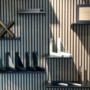 Aankleding showroom met wanpaneel montageprofielen en wandpaneel schappen van Metaalstore.