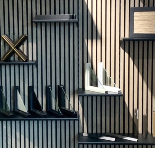 Aankleding showroom met wanpaneel montageprofielen en wandpaneel schappen van Metaalstore.