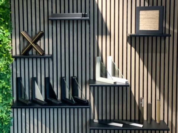 Aankleding showroom met wanpaneel montageprofielen en wandpaneel schappen van Metaalstore.