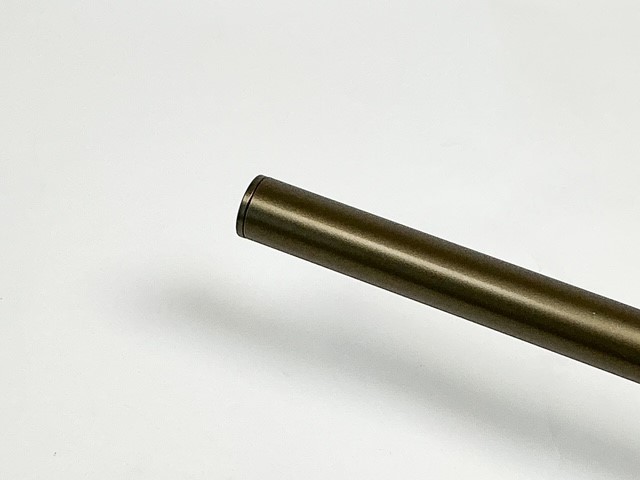 Buis gemonteerd met eindkap in brons. De buis heeft een buisdiameter van 35 mm. Te gebruiken als voetrail en garderobestang extra sterk.