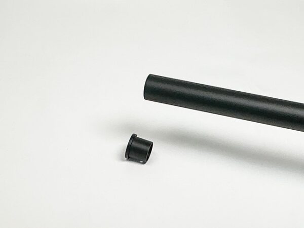 Eindkap metaal in de kleur zwart fijnstructuur. Geschikt voor buis diameter 35 mm. De eindkap in brons ligt los.