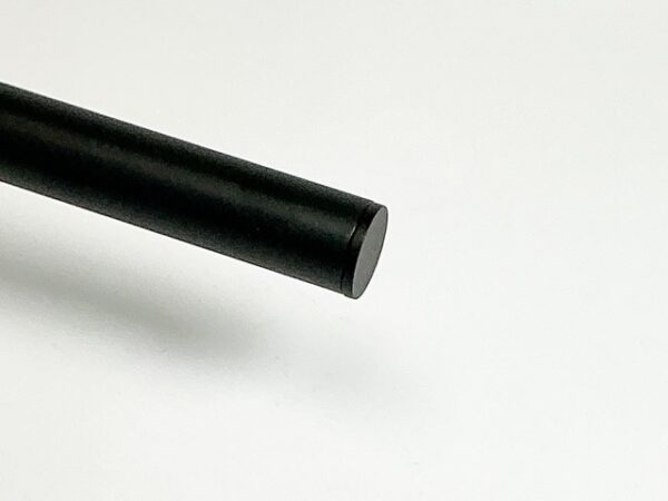Vooraanzicht buis gemonteerd met eindkap in zwart fijnstructuur. De buis heeft een buisdiameter van 35 mm. Te gebruiken als voetrail en garderobestang extra sterk.