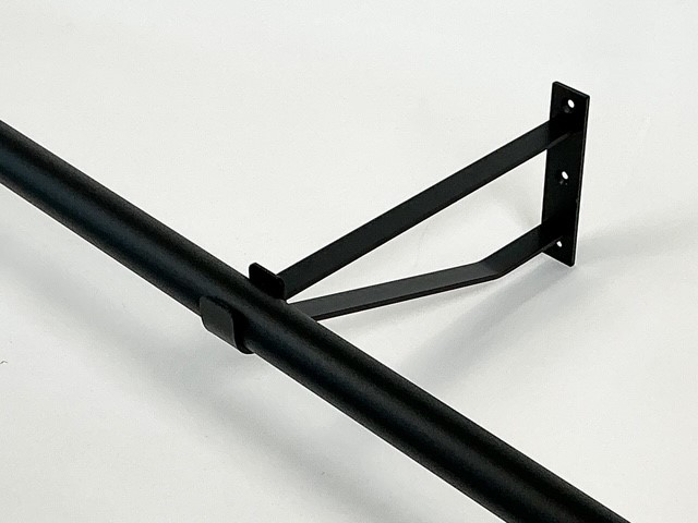 Garderobesteun extra sterk. Half open voor buisdiameter 35 mm. 30 cm uit de muur. Kleur zwart fijnstructuur.