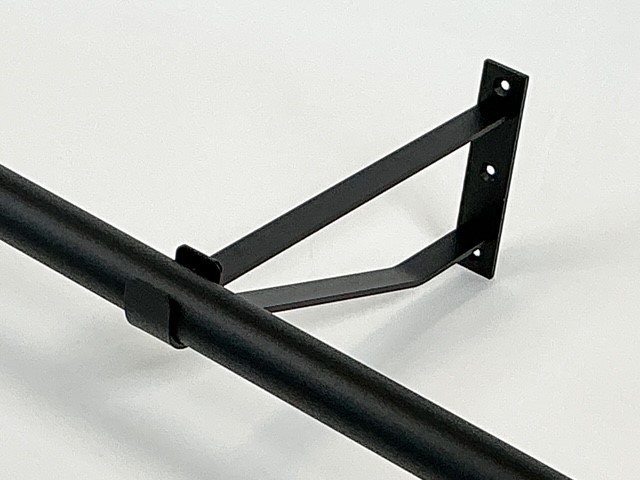 Garderobesteun extra sterk. Half open voor buisdiameter 35 mm. 30 cm uit de muur. Kleur zwart fijnstructuur.