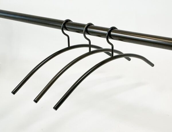 Kledinghangers in GUN Metal. Uiteinden voorzien van inslagdop.