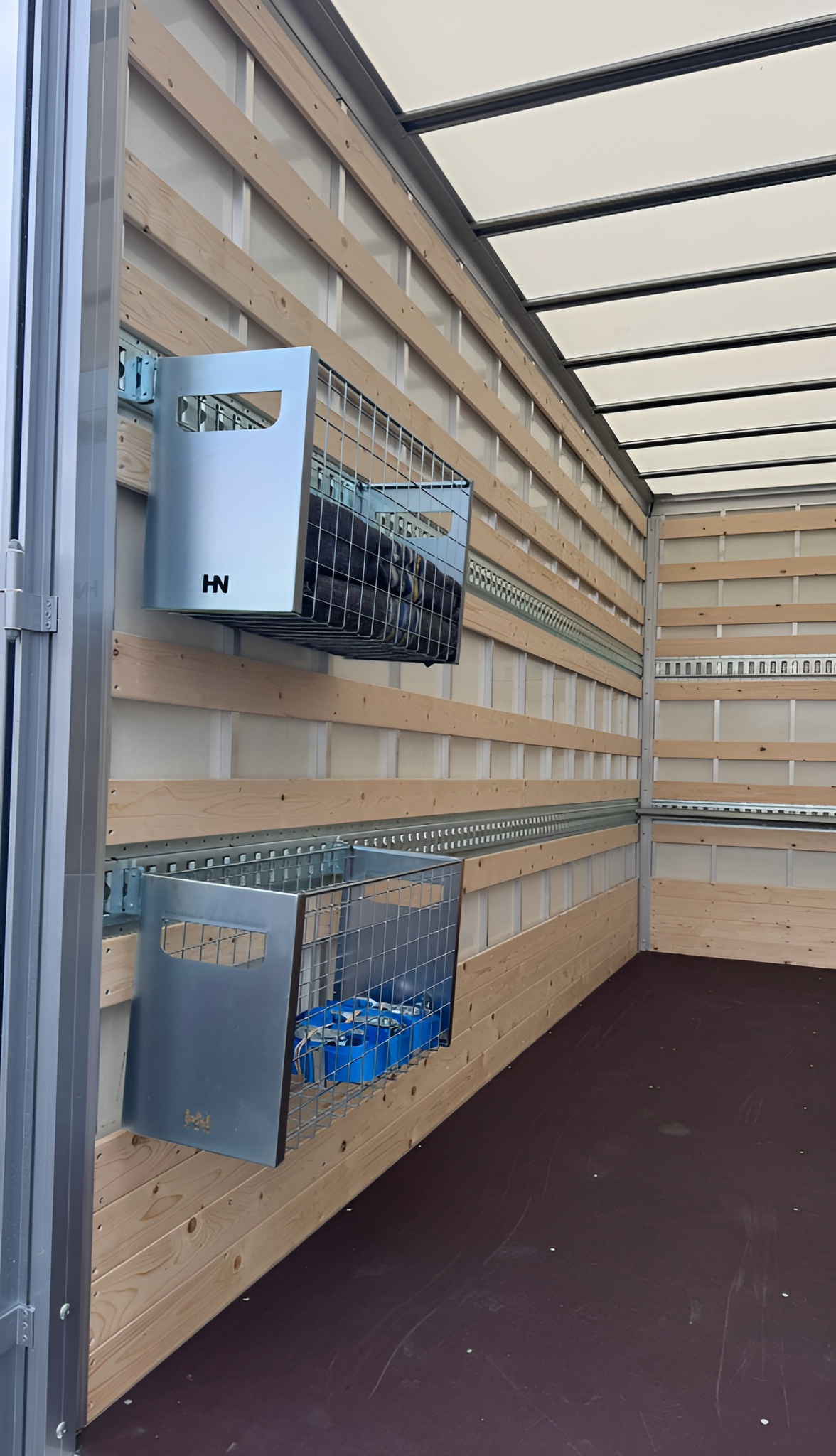 e-track draadmand hangend interieur bedrijfswagen