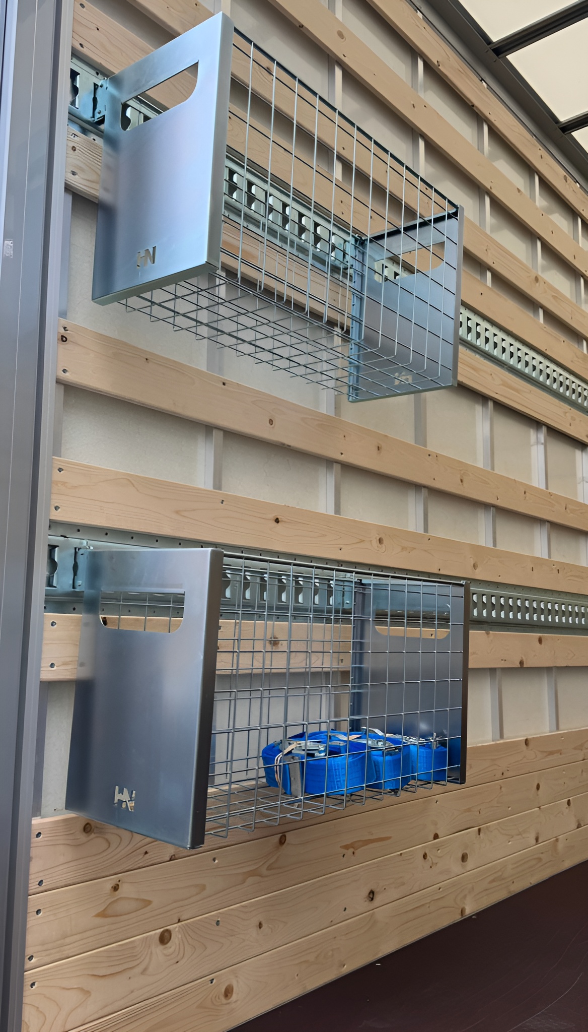 e-track draadmand hangend in bedrijfswagen