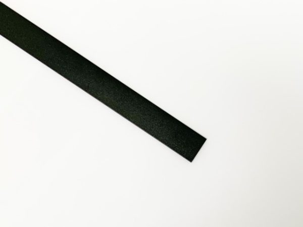 Afwerkstrip zwart RAL 9005 fijnstructuur (25x2 mm)