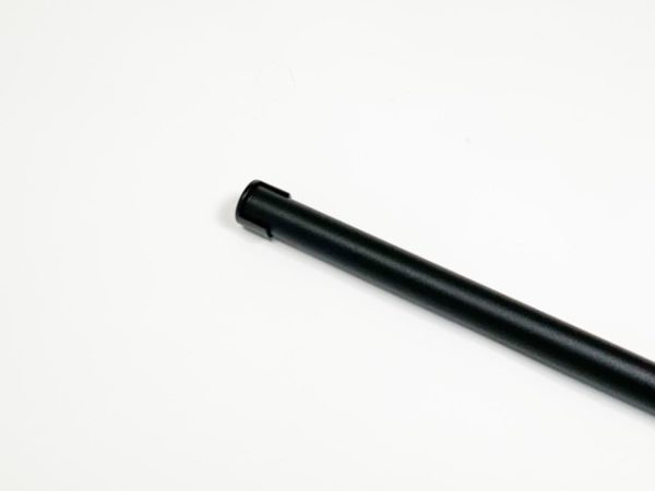 Garderobestang 25.4 mm met half open buissteun in RAL 9005 mat zwart fijnstructuur